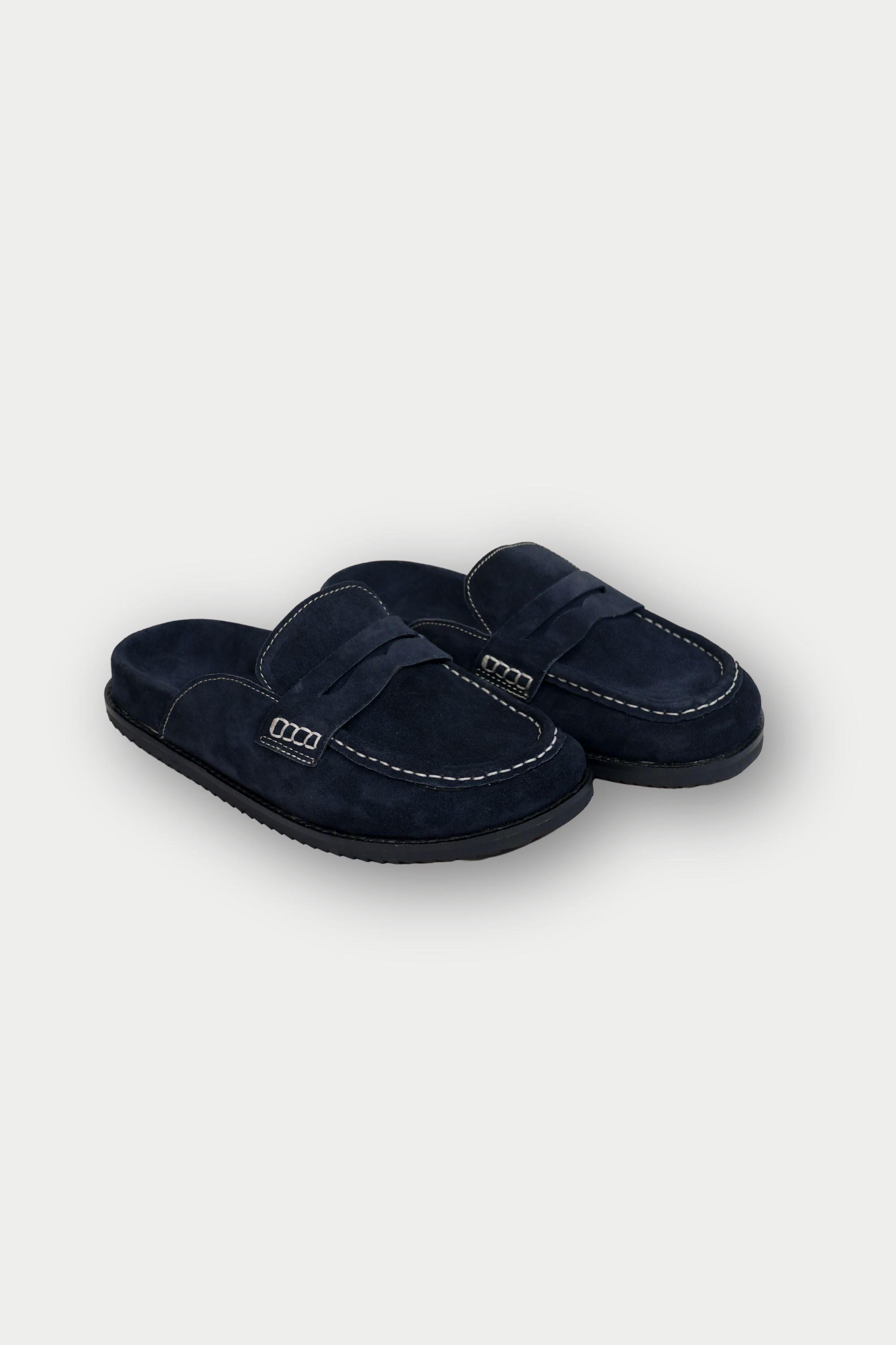 Suede Albas in Nocturne