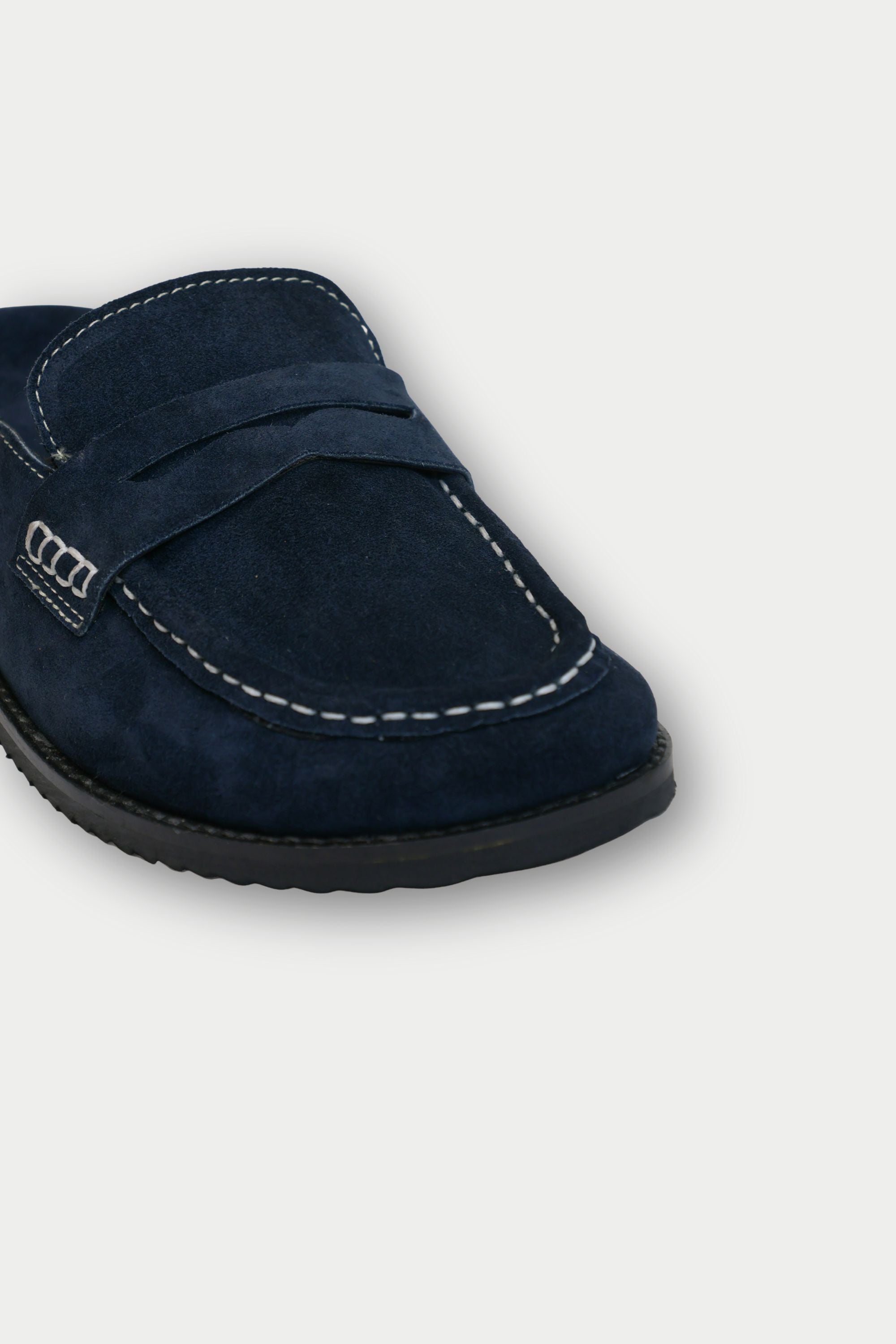 Suede Albas in Nocturne
