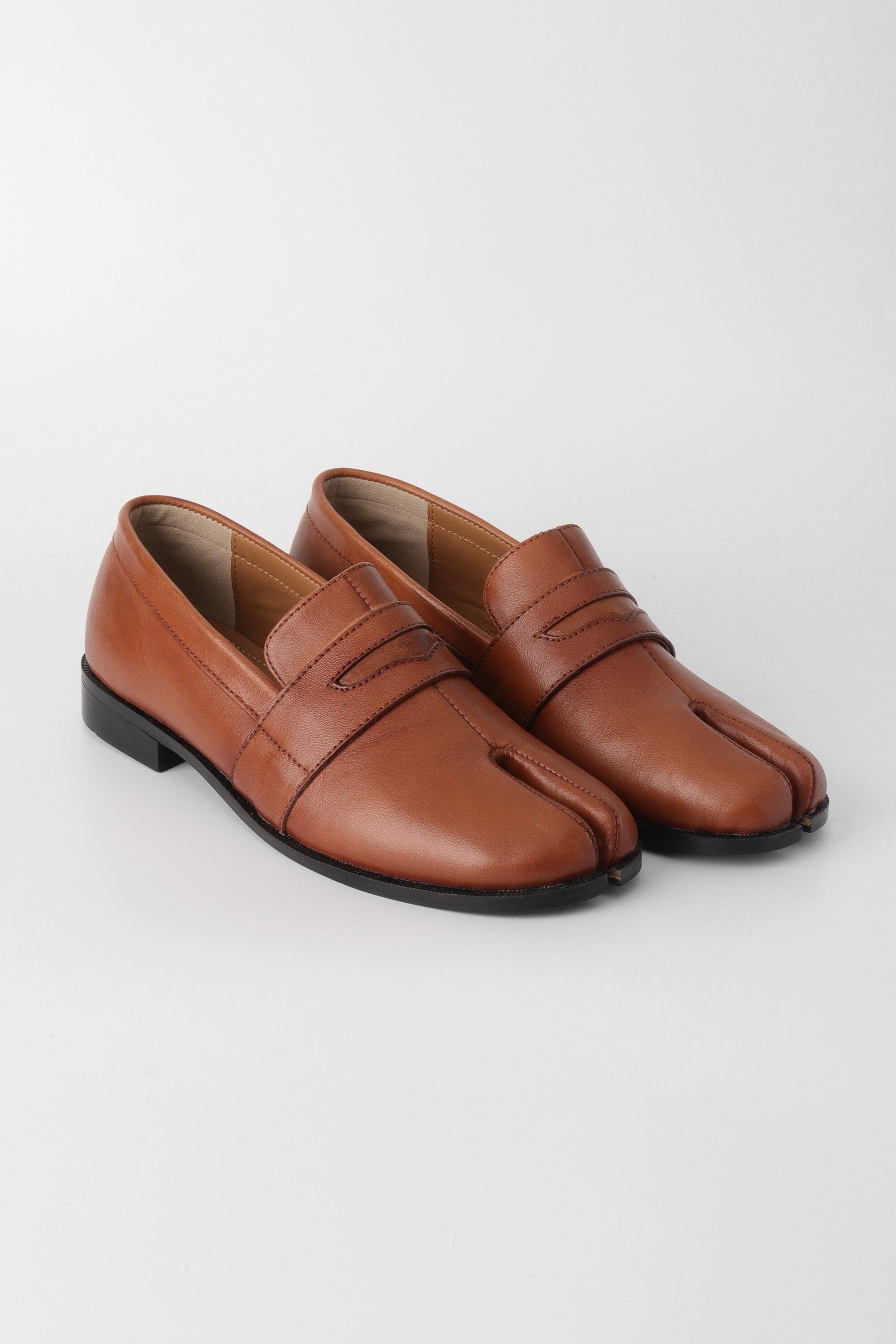 The DUPE Loafers in Tan