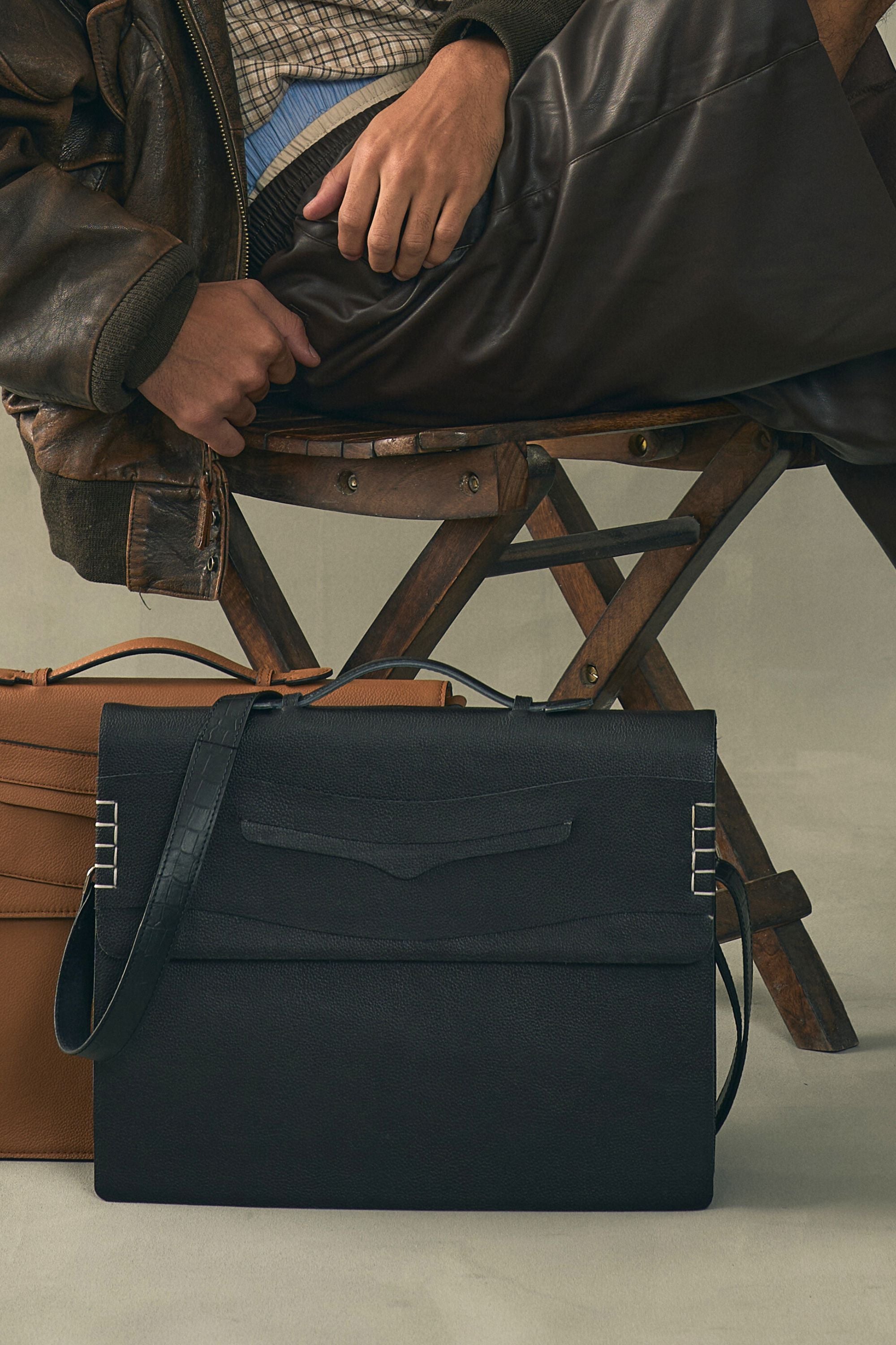 Classic Penny Messenger in Black